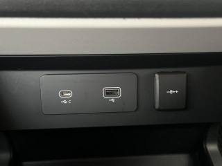 LAND ROVER Defender usata, con Autoradio digitale