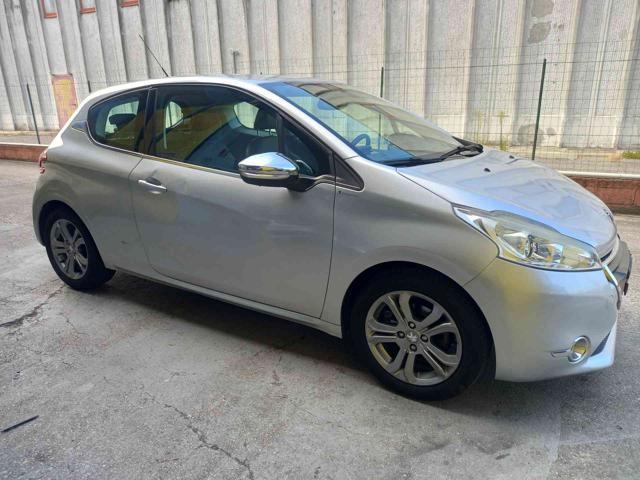 PEUGEOT 208 usata, con Autoradio