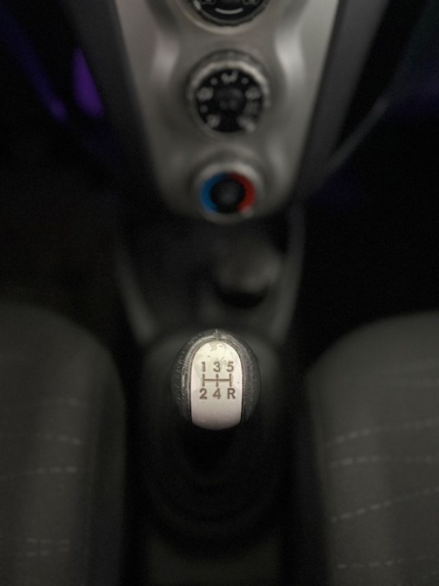 TOYOTA Yaris usata 11