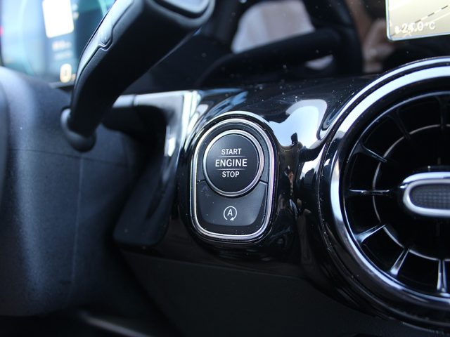 MERCEDES-BENZ GLA 200 usata, con Autoradio digitale