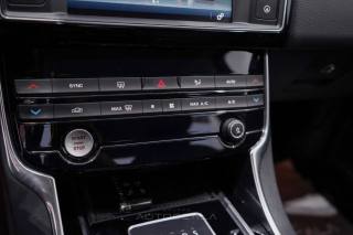 JAGUAR XE usata, con Touch screen