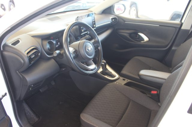 TOYOTA Yaris usata, con Fari LED