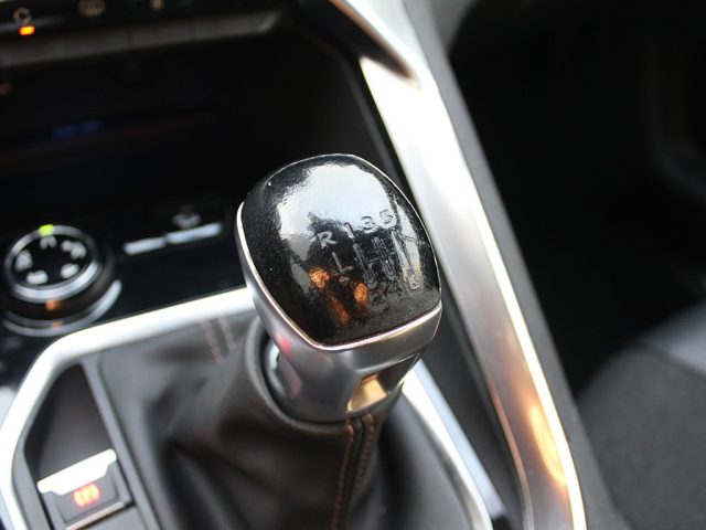 PEUGEOT 3008 usata, con Sensori di parcheggio posteriori