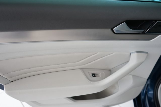 VOLKSWAGEN Passat Variant usata, con Sensori di parcheggio anteriori
