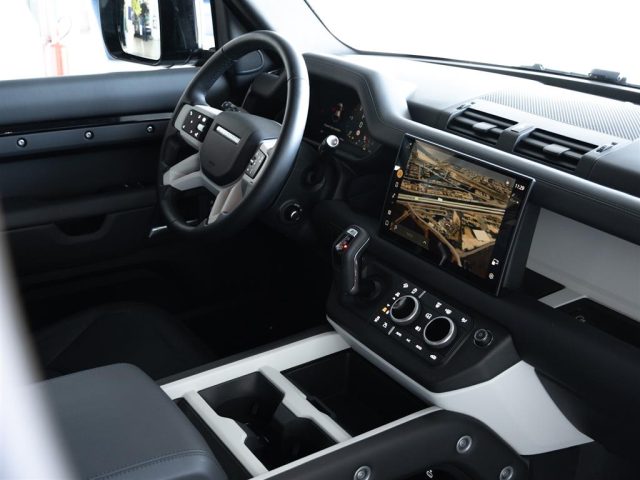 LAND ROVER Defender usata 25