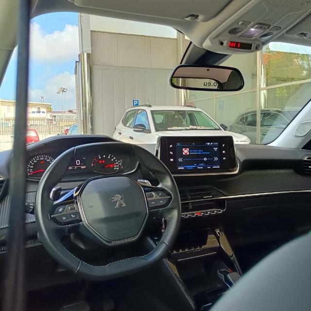 PEUGEOT 2008 usata, con Touch screen