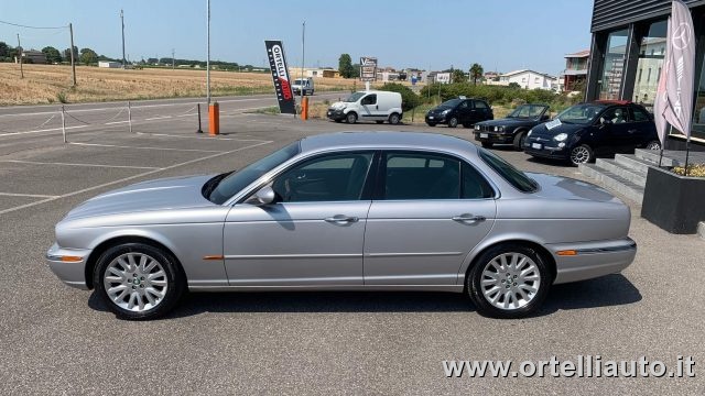 JAGUAR XJ usata, con Autoradio