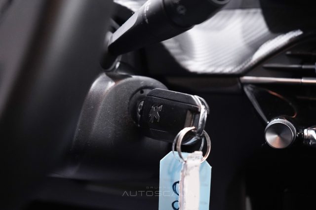 PEUGEOT 208 usata, con USB