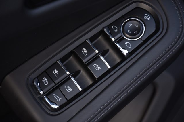 PORSCHE Macan usata, con Park Distance Control