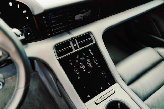 PORSCHE Taycan usata, con Park Distance Control