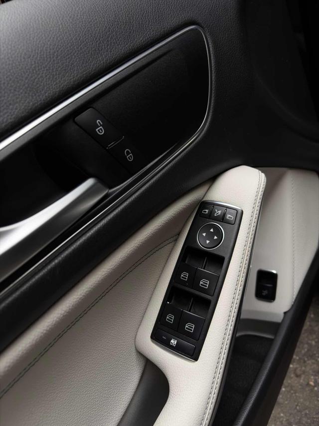 MERCEDES-BENZ GLA 180 usata, con Autoradio