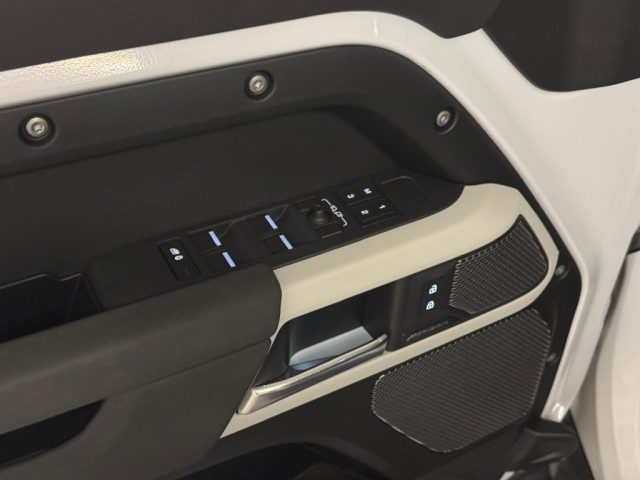 LAND ROVER Defender usata 25