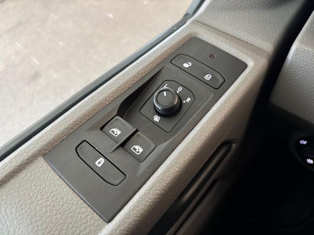 VOLKSWAGEN Caravelle usata, con Bracciolo