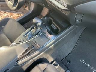 LEXUS UX 250h usata, con Autoradio digitale