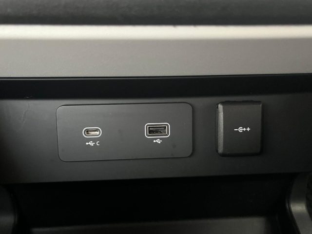 LAND ROVER Defender usata, con Autoradio digitale
