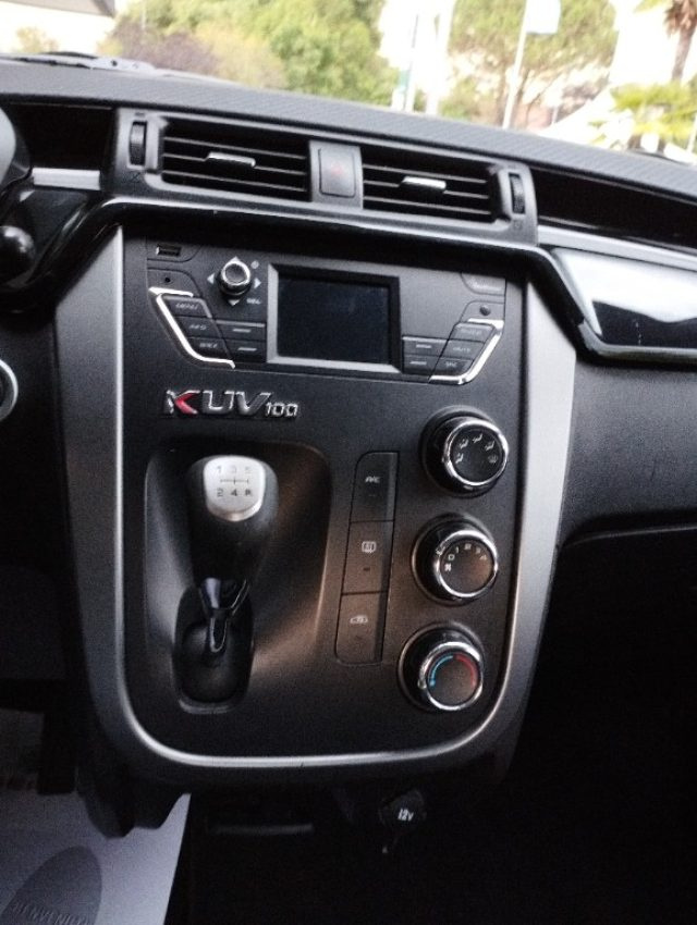 MAHINDRA KUV100 usata, con Bluetooth