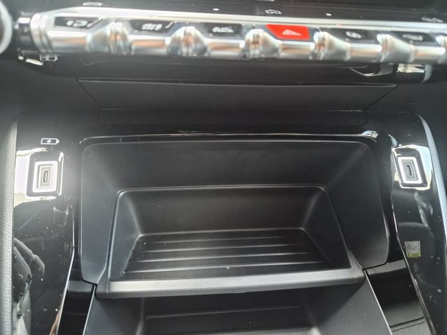 PEUGEOT 2008 usata, con Volante multifunzione