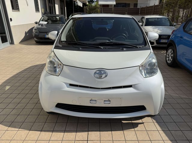 TOYOTA iQ usata, con Autoradio