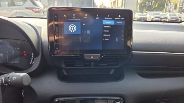 TOYOTA Yaris usata, con Fari LED