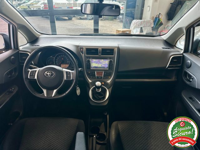 TOYOTA Verso-S usata, con Controllo automatico clima