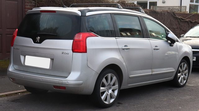 PEUGEOT 5008 usata, con Airbag