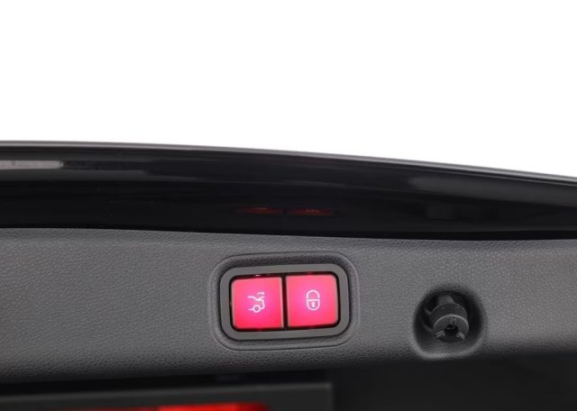 MERCEDES-BENZ E 220 usata, con Luci diurne LED