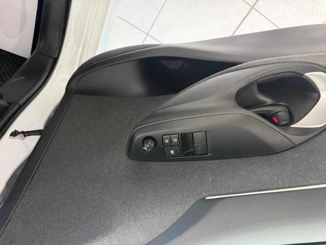 TOYOTA Yaris usata 21