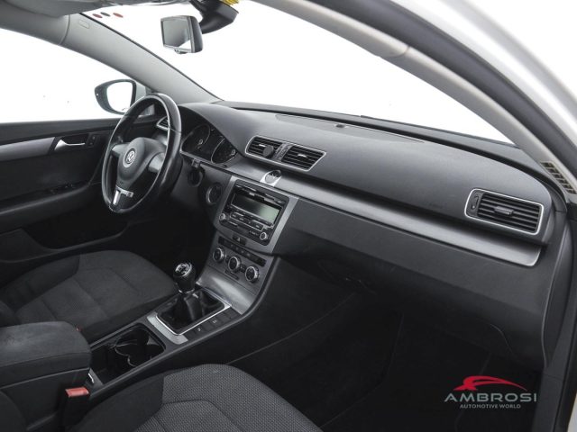 VOLKSWAGEN Passat usata 11