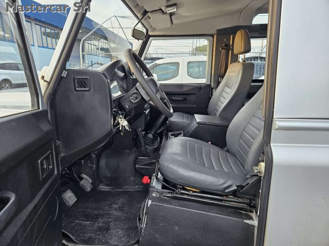 LAND ROVER Defender usata 8