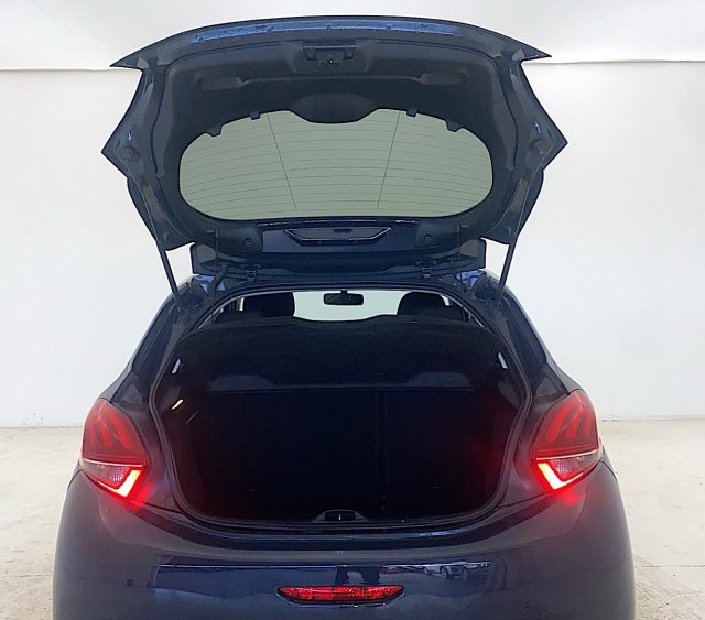 PEUGEOT 208 usata, con Sedile posteriore sdoppiato