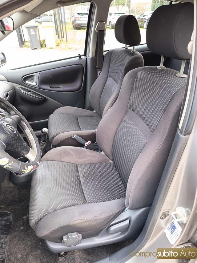 TOYOTA Yaris usata, con Sedile posteriore sdoppiato