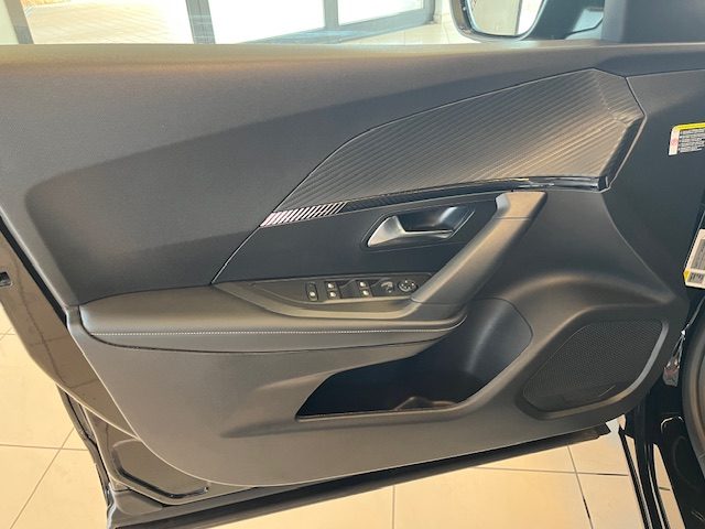 PEUGEOT 2008 usata, con Sistema di navigazione