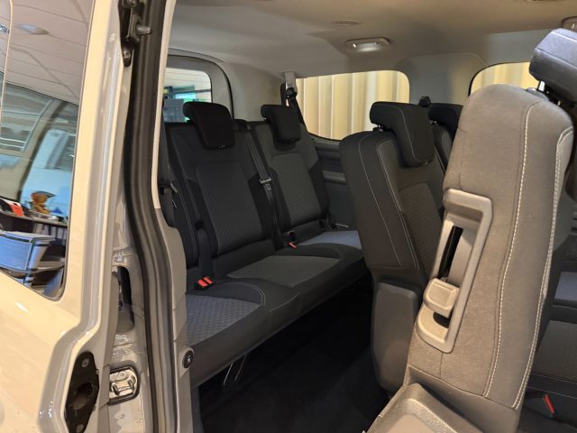 VOLKSWAGEN Caravelle usata, con Autoradio