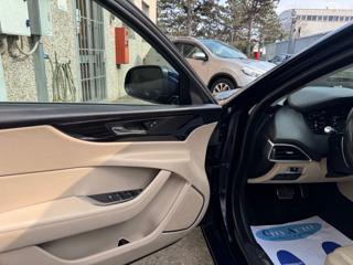 JAGUAR XE usata, con Autoradio