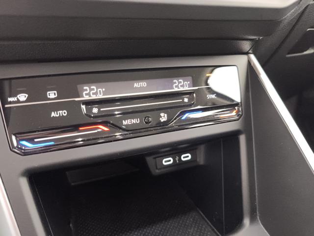 VOLKSWAGEN Taigo usata, con USB
