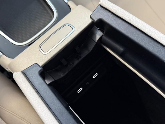 MERCEDES-BENZ GLA 180 usata, con Autoradio digitale