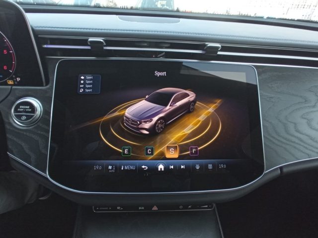MERCEDES-BENZ E 220 usata, con Touch screen