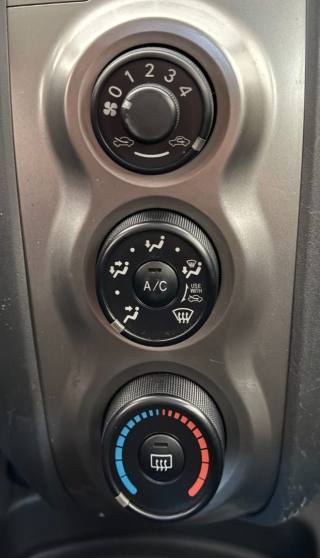 TOYOTA Yaris usata 16