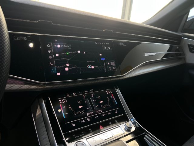 AUDI Q8 usata, con Sensori di parcheggio anteriori