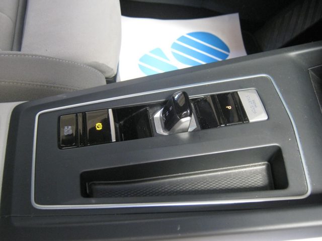VOLKSWAGEN Golf usata, con Touch screen