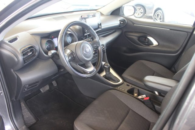TOYOTA Yaris usata, con Fari LED