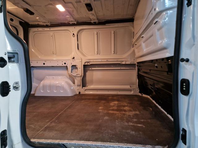 RENAULT Trafic usata, con Gancio traino