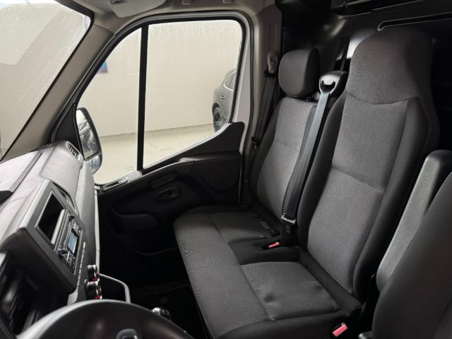 RENAULT Master usata, con Leve al volante
