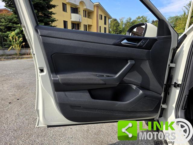 VOLKSWAGEN Taigo usata, con USB