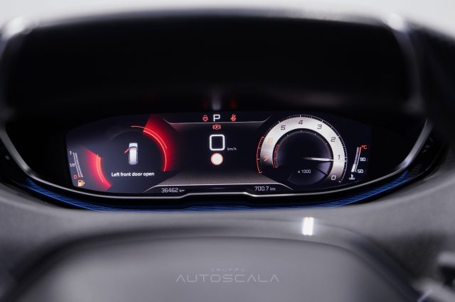 PEUGEOT 5008 usata, con Touch screen