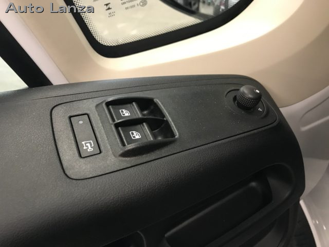 PEUGEOT Boxer usata, con Touch screen