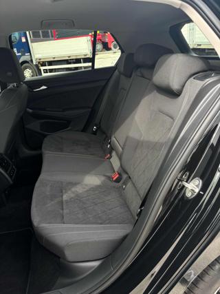 VOLKSWAGEN Golf usata, con USB