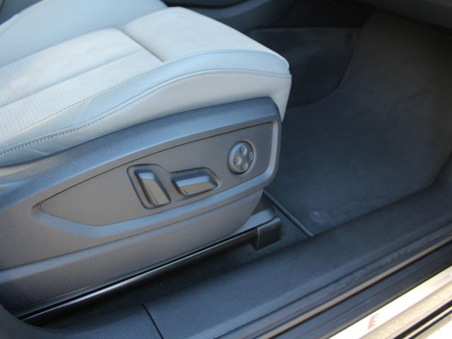 AUDI Q5 usata, con Sensori di parcheggio anteriori