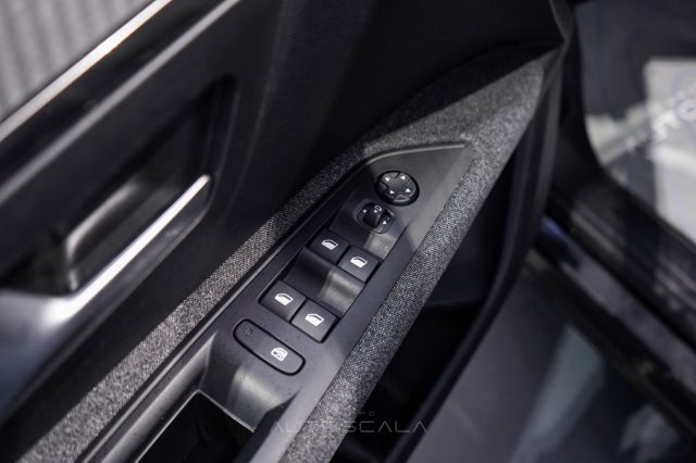 PEUGEOT 5008 usata, con Controllo automatico clima