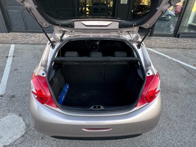 PEUGEOT 208 usata, con Autoradio